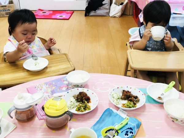 0歳児の食事風景